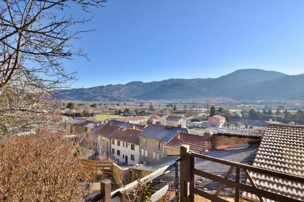 Maison de Village avec extérieur. VIAGER occupé 1 Tête. LA SAULCE (05)