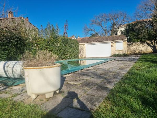 Villeneuve-lès-Avignon (30400) Calmette Maison 195 m2 avec piscine et dépendance attenante