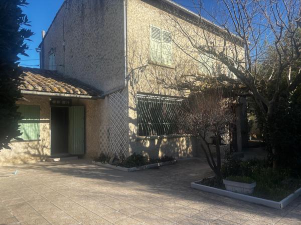 Villeneuve-lès-Avignon (30400) Calmette Maison 195 m2 avec piscine et dépendance attenante