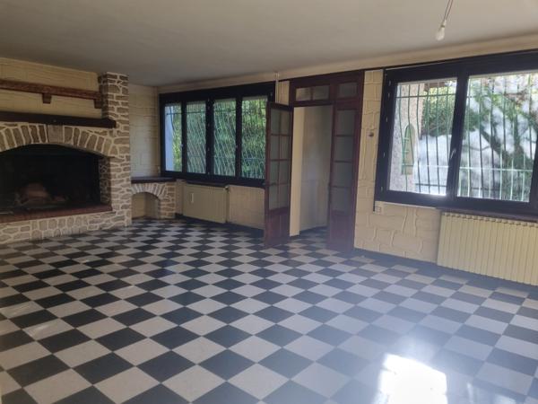 Villeneuve-lès-Avignon (30400) Calmette Maison 195 m2 avec piscine et dépendance attenante