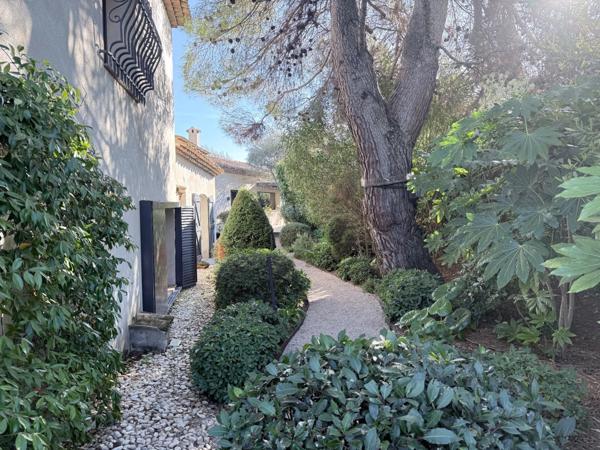 Villa de standing avec studio indépendant et piscine – Le Rouret