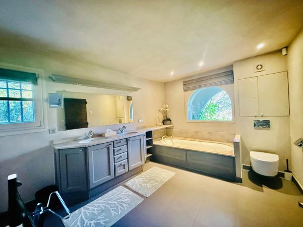 Villa de standing avec studio indépendant et piscine – Le Rouret