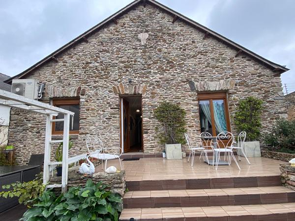 BELLE MAISON EN PIERRE DE 6 PIECES PRINCIPALES AVEC JARDIN ET GARAGE St berthevin