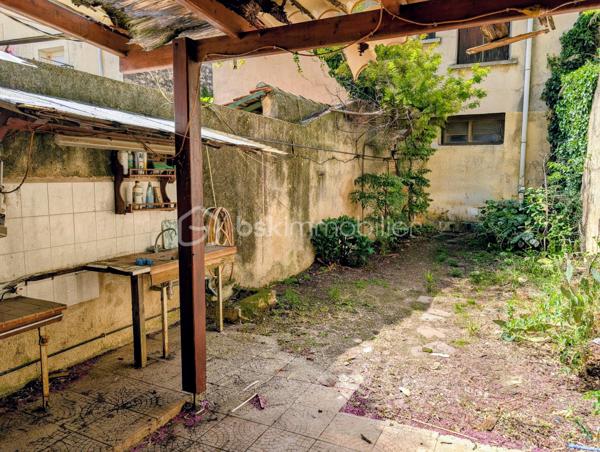 A Montagnac, à proximité immédiate des commerces, cette maison de maître dispose de 180 m² habitables et d'une cour de 54 m² exposée à l'ouest. La toiture est saine et l'extérieur est en bon état.

Le rez-de-chaussée comprend une entrée, un séjour de 18 m², une cuisine de 26 m² donnant sur la cour, ainsi qu'un WC. Un escalier central dessert les étages. Au premier, vous trouverez deux chambres de 24 m², une salle d'eau et un WC. Le deuxième étage propose également deux chambres de 23 et 25 m², une salle d'eau et un WC. Chaque chambre dispose de son propre balcon.

L'intérieur est entièrement à réhabiliter, offrant une base solide pour un projet de rénovation totale. Les volumes des quatre chambres et la présence de la cour privative en plein village sont les atouts principaux de ce bien.

Une maison à fort potentiel de rénovation. Contactez-moi pour une visite.