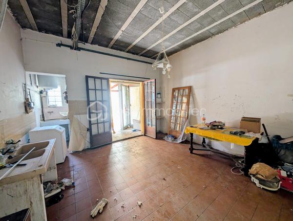 A Montagnac, à proximité immédiate des commerces, cette maison de maître dispose de 180 m² habitables et d'une cour de 54 m² exposée à l'ouest. La toiture est saine et l'extérieur est en bon état.

Le rez-de-chaussée comprend une entrée, un séjour de 18 m², une cuisine de 26 m² donnant sur la cour, ainsi qu'un WC. Un escalier central dessert les étages. Au premier, vous trouverez deux chambres de 24 m², une salle d'eau et un WC. Le deuxième étage propose également deux chambres de 23 et 25 m², une salle d'eau et un WC. Chaque chambre dispose de son propre balcon.

L'intérieur est entièrement à réhabiliter, offrant une base solide pour un projet de rénovation totale. Les volumes des quatre chambres et la présence de la cour privative en plein village sont les atouts principaux de ce bien.

Une maison à fort potentiel de rénovation. Contactez-moi pour une visite.