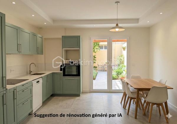 A Montagnac, à proximité immédiate des commerces, cette maison de maître dispose de 180 m² habitables et d'une cour de 54 m² exposée à l'ouest. La toiture est saine et l'extérieur est en bon état.

Le rez-de-chaussée comprend une entrée, un séjour de 18 m², une cuisine de 26 m² donnant sur la cour, ainsi qu'un WC. Un escalier central dessert les étages. Au premier, vous trouverez deux chambres de 24 m², une salle d'eau et un WC. Le deuxième étage propose également deux chambres de 23 et 25 m², une salle d'eau et un WC. Chaque chambre dispose de son propre balcon.

L'intérieur est entièrement à réhabiliter, offrant une base solide pour un projet de rénovation totale. Les volumes des quatre chambres et la présence de la cour privative en plein village sont les atouts principaux de ce bien.

Une maison à fort potentiel de rénovation. Contactez-moi pour une visite.