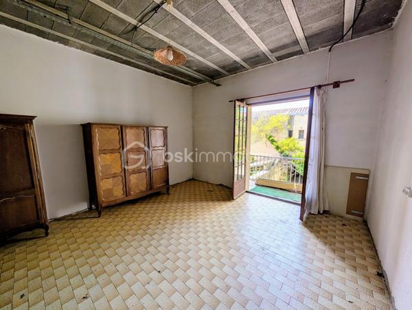 A Montagnac, à proximité immédiate des commerces, cette maison de maître dispose de 180 m² habitables et d'une cour de 54 m² exposée à l'ouest. La toiture est saine et l'extérieur est en bon état.

Le rez-de-chaussée comprend une entrée, un séjour de 18 m², une cuisine de 26 m² donnant sur la cour, ainsi qu'un WC. Un escalier central dessert les étages. Au premier, vous trouverez deux chambres de 24 m², une salle d'eau et un WC. Le deuxième étage propose également deux chambres de 23 et 25 m², une salle d'eau et un WC. Chaque chambre dispose de son propre balcon.

L'intérieur est entièrement à réhabiliter, offrant une base solide pour un projet de rénovation totale. Les volumes des quatre chambres et la présence de la cour privative en plein village sont les atouts principaux de ce bien.

Une maison à fort potentiel de rénovation. Contactez-moi pour une visite.