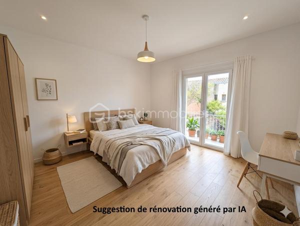 A Montagnac, à proximité immédiate des commerces, cette maison de maître dispose de 180 m² habitables et d'une cour de 54 m² exposée à l'ouest. La toiture est saine et l'extérieur est en bon état.

Le rez-de-chaussée comprend une entrée, un séjour de 18 m², une cuisine de 26 m² donnant sur la cour, ainsi qu'un WC. Un escalier central dessert les étages. Au premier, vous trouverez deux chambres de 24 m², une salle d'eau et un WC. Le deuxième étage propose également deux chambres de 23 et 25 m², une salle d'eau et un WC. Chaque chambre dispose de son propre balcon.

L'intérieur est entièrement à réhabiliter, offrant une base solide pour un projet de rénovation totale. Les volumes des quatre chambres et la présence de la cour privative en plein village sont les atouts principaux de ce bien.

Une maison à fort potentiel de rénovation. Contactez-moi pour une visite.