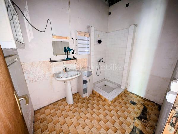 A Montagnac, à proximité immédiate des commerces, cette maison de maître dispose de 180 m² habitables et d'une cour de 54 m² exposée à l'ouest. La toiture est saine et l'extérieur est en bon état.

Le rez-de-chaussée comprend une entrée, un séjour de 18 m², une cuisine de 26 m² donnant sur la cour, ainsi qu'un WC. Un escalier central dessert les étages. Au premier, vous trouverez deux chambres de 24 m², une salle d'eau et un WC. Le deuxième étage propose également deux chambres de 23 et 25 m², une salle d'eau et un WC. Chaque chambre dispose de son propre balcon.

L'intérieur est entièrement à réhabiliter, offrant une base solide pour un projet de rénovation totale. Les volumes des quatre chambres et la présence de la cour privative en plein village sont les atouts principaux de ce bien.

Une maison à fort potentiel de rénovation. Contactez-moi pour une visite.