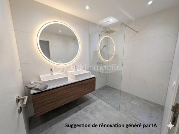 A Montagnac, à proximité immédiate des commerces, cette maison de maître dispose de 180 m² habitables et d'une cour de 54 m² exposée à l'ouest. La toiture est saine et l'extérieur est en bon état.

Le rez-de-chaussée comprend une entrée, un séjour de 18 m², une cuisine de 26 m² donnant sur la cour, ainsi qu'un WC. Un escalier central dessert les étages. Au premier, vous trouverez deux chambres de 24 m², une salle d'eau et un WC. Le deuxième étage propose également deux chambres de 23 et 25 m², une salle d'eau et un WC. Chaque chambre dispose de son propre balcon.

L'intérieur est entièrement à réhabiliter, offrant une base solide pour un projet de rénovation totale. Les volumes des quatre chambres et la présence de la cour privative en plein village sont les atouts principaux de ce bien.

Une maison à fort potentiel de rénovation. Contactez-moi pour une visite.