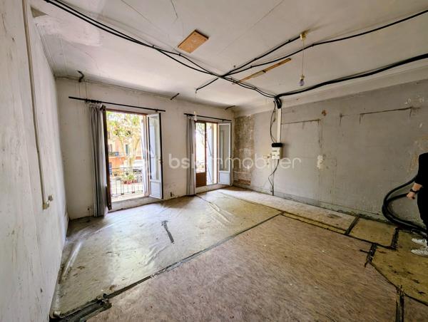 A Montagnac, à proximité immédiate des commerces, cette maison de maître dispose de 180 m² habitables et d'une cour de 54 m² exposée à l'ouest. La toiture est saine et l'extérieur est en bon état.

Le rez-de-chaussée comprend une entrée, un séjour de 18 m², une cuisine de 26 m² donnant sur la cour, ainsi qu'un WC. Un escalier central dessert les étages. Au premier, vous trouverez deux chambres de 24 m², une salle d'eau et un WC. Le deuxième étage propose également deux chambres de 23 et 25 m², une salle d'eau et un WC. Chaque chambre dispose de son propre balcon.

L'intérieur est entièrement à réhabiliter, offrant une base solide pour un projet de rénovation totale. Les volumes des quatre chambres et la présence de la cour privative en plein village sont les atouts principaux de ce bien.

Une maison à fort potentiel de rénovation. Contactez-moi pour une visite.