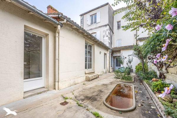Immeuble à vendre 349 900 € Surgères 437 m² DPE E