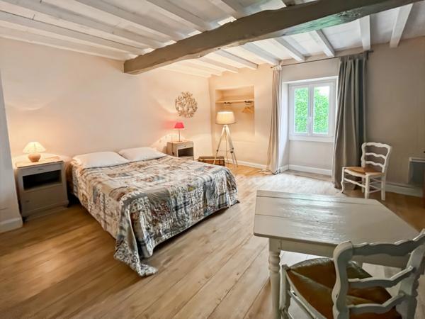 MAISON EN PIERRE + MAISONNETTE + GARAGE 10 PIECES 230 M²