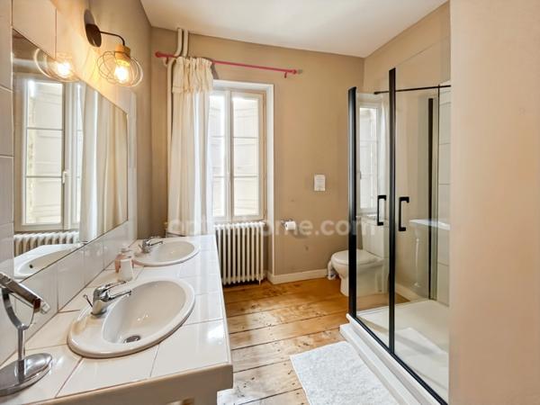 MAISON EN PIERRE + MAISONNETTE + GARAGE 10 PIECES 230 M²