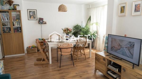 Vue exceptionnelle sur le port de Toulon, calme absolu, cuisine refaite à neuf : ce T3 de 74 m² au 8ème étage de la résidence L'Albâtre n'attend que vous.