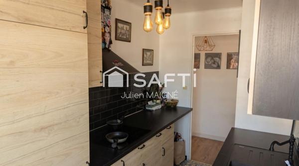 Vue exceptionnelle sur le port de Toulon, calme absolu, cuisine refaite à neuf : ce T3 de 74 m² au 8ème étage de la résidence L'Albâtre n'attend que vous.