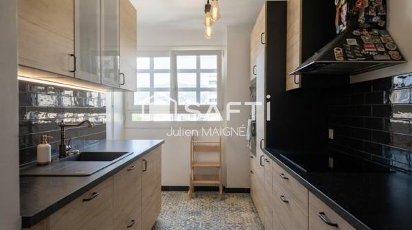 Vue exceptionnelle sur le port de Toulon, calme absolu, cuisine refaite à neuf : ce T3 de 74 m² au 8ème étage de la résidence L'Albâtre n'attend que vous.