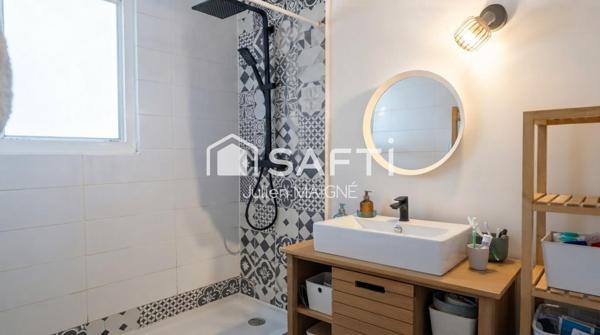 Vue exceptionnelle sur le port de Toulon, calme absolu, cuisine refaite à neuf : ce T3 de 74 m² au 8ème étage de la résidence L'Albâtre n'attend que vous.