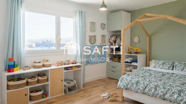 Vue exceptionnelle sur le port de Toulon, calme absolu, cuisine refaite à neuf : ce T3 de 74 m² au 8ème étage de la résidence L'Albâtre n'attend que vous.