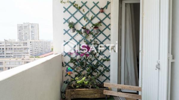 Vue exceptionnelle sur le port de Toulon, calme absolu, cuisine refaite à neuf : ce T3 de 74 m² au 8ème étage de la résidence L'Albâtre n'attend que vous.