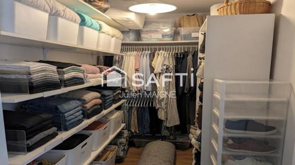 Vue exceptionnelle sur le port de Toulon, calme absolu, cuisine refaite à neuf : ce T3 de 74 m² au 8ème étage de la résidence L'Albâtre n'attend que vous.
