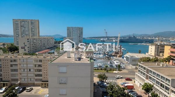 Vue exceptionnelle sur le port de Toulon, calme absolu, cuisine refaite à neuf : ce T3 de 74 m² au 8ème étage de la résidence L'Albâtre n'attend que vous.