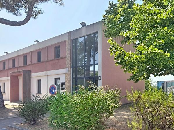 A LOUER LES PENNES-MIRABEAU – LOCAUX MÉDICAUX / PARAMÉDICAUX & BUREAUX – 15 À 150 M² – PARKING – FIBRE