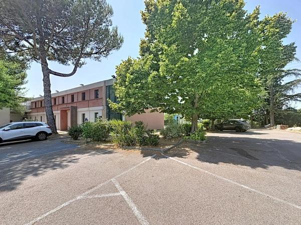 A LOUER LES PENNES-MIRABEAU – LOCAUX MÉDICAUX / PARAMÉDICAUX & BUREAUX – 15 À 150 M² – PARKING – FIBRE