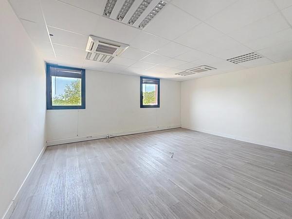 A LOUER LES PENNES-MIRABEAU – LOCAUX MÉDICAUX / PARAMÉDICAUX & BUREAUX – 15 À 150 M² – PARKING – FIBRE