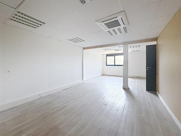 A LOUER LES PENNES-MIRABEAU – LOCAUX MÉDICAUX / PARAMÉDICAUX & BUREAUX – 15 À 150 M² – PARKING – FIBRE