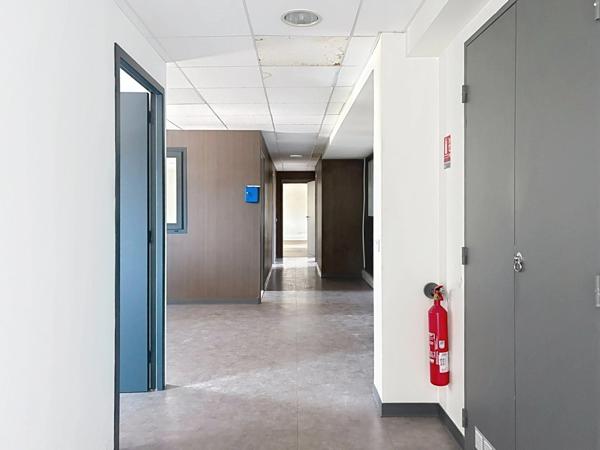 A LOUER LES PENNES-MIRABEAU – LOCAUX MÉDICAUX / PARAMÉDICAUX & BUREAUX – 15 À 150 M² – PARKING – FIBRE
