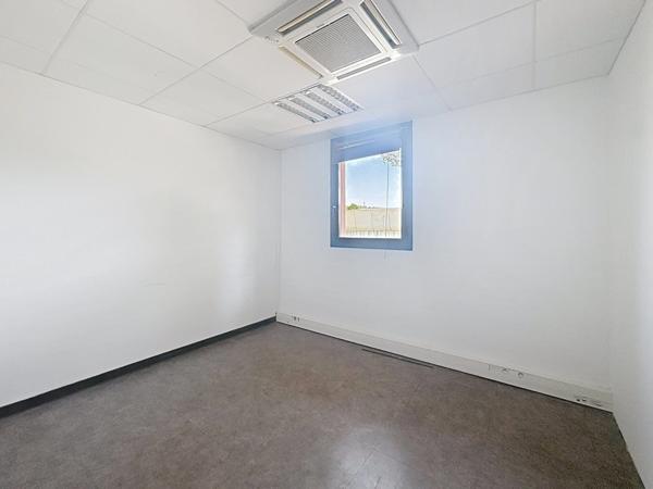 A LOUER LES PENNES-MIRABEAU – LOCAUX MÉDICAUX / PARAMÉDICAUX & BUREAUX – 15 À 150 M² – PARKING – FIBRE