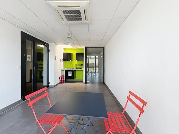 A LOUER LES PENNES-MIRABEAU – LOCAUX MÉDICAUX / PARAMÉDICAUX & BUREAUX – 15 À 150 M² – PARKING – FIBRE