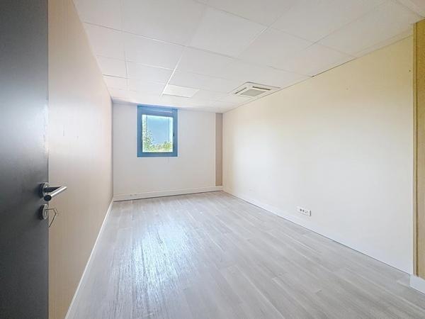 A LOUER LES PENNES-MIRABEAU – LOCAUX MÉDICAUX / PARAMÉDICAUX & BUREAUX – 15 À 150 M² – PARKING – FIBRE