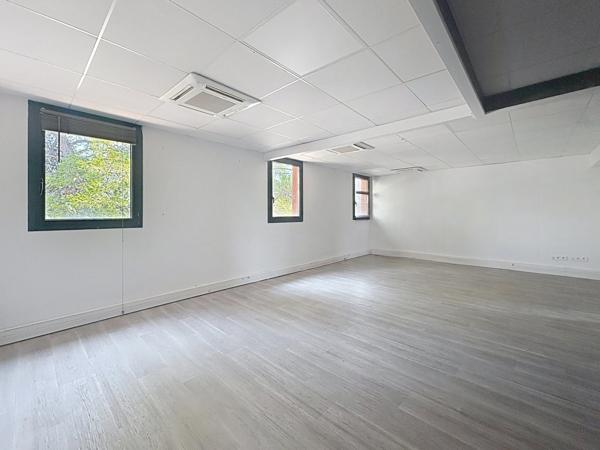 A LOUER LES PENNES-MIRABEAU – LOCAUX MÉDICAUX / PARAMÉDICAUX & BUREAUX – 15 À 150 M² – PARKING – FIBRE