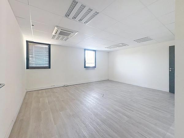 A LOUER LES PENNES-MIRABEAU – LOCAUX MÉDICAUX / PARAMÉDICAUX & BUREAUX – 15 À 150 M² – PARKING – FIBRE
