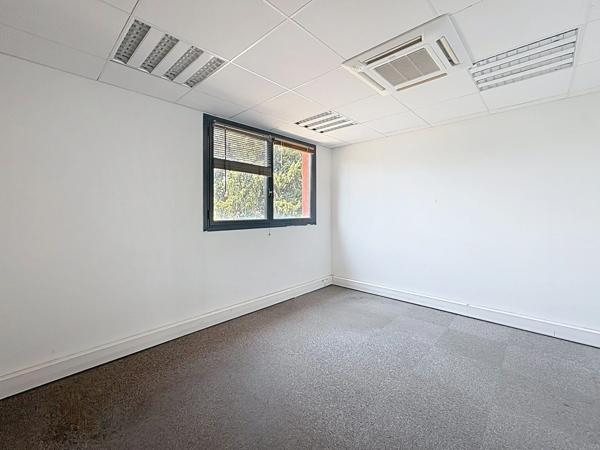 A LOUER LES PENNES-MIRABEAU – LOCAUX MÉDICAUX / PARAMÉDICAUX & BUREAUX – 15 À 150 M² – PARKING – FIBRE