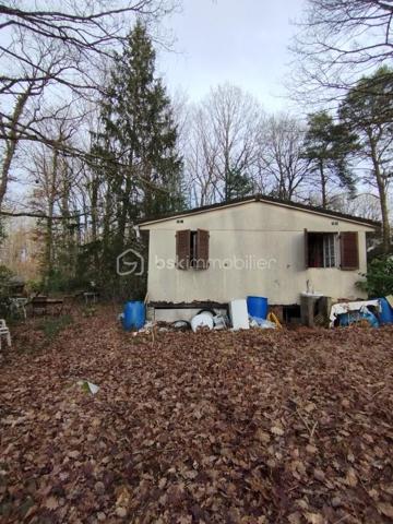 TERRAIN CONSTRUCTIBLE VIABILISE d'environ 2664 m² clos avec bungalow de 30 m² à retaper , plus un abris de jardin.
Le bungalow se compose de deux chambres, cuisine avec son coin repas, salle d'eau avec emplacement pour le lave linge, WC .
Le bungalow est raccordé à l'eau , électricité ainsi qu'un assainissement individuel .