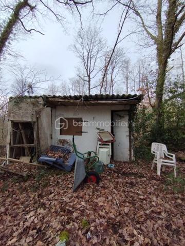 TERRAIN CONSTRUCTIBLE VIABILISE d'environ 2664 m² clos avec bungalow de 30 m² à retaper , plus un abris de jardin.
Le bungalow se compose de deux chambres, cuisine avec son coin repas, salle d'eau avec emplacement pour le lave linge, WC .
Le bungalow est raccordé à l'eau , électricité ainsi qu'un assainissement individuel .