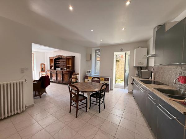 EN EXCLUSIVITE ! Maison de 131m², 5 chambres, avec courette, centre ville, 79 000 €