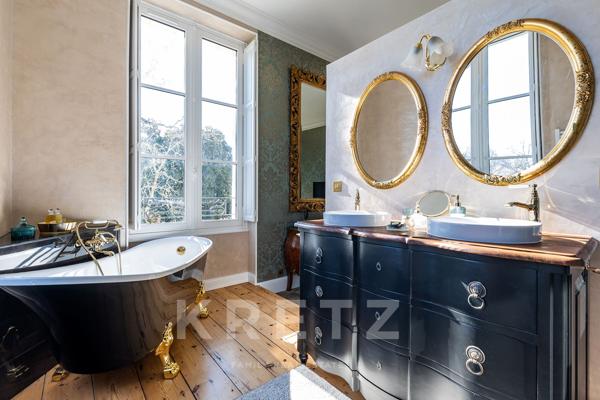 Maison de maître familiale restaurée à Léognan — 750 m², parc aux magnolias, piscine