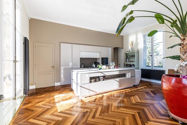 Maison de maître familiale restaurée à Léognan — 750 m², parc aux magnolias, piscine