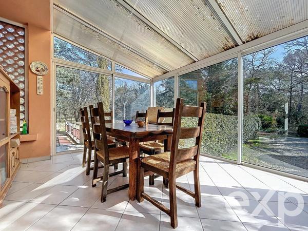 Maison avec piscine deux appartements, hangar, box et garage.