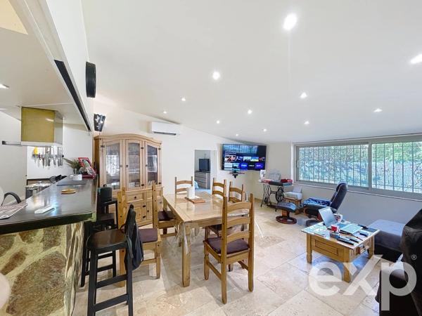 Maison avec piscine deux appartements, hangar, box et garage.