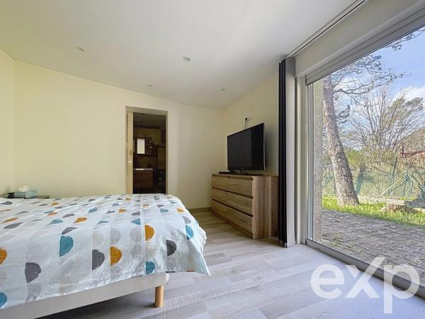 Maison avec piscine deux appartements, hangar, box et garage.