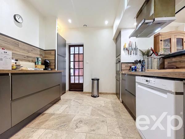 Maison avec piscine deux appartements, hangar, box et garage.