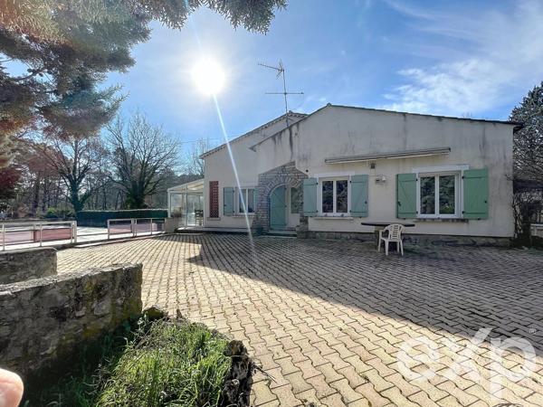 Maison avec piscine deux appartements, hangar, box et garage.