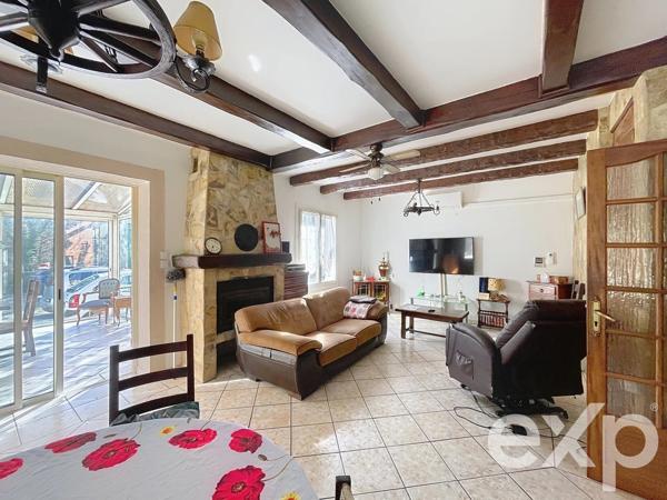 Maison avec piscine deux appartements, hangar, box et garage.