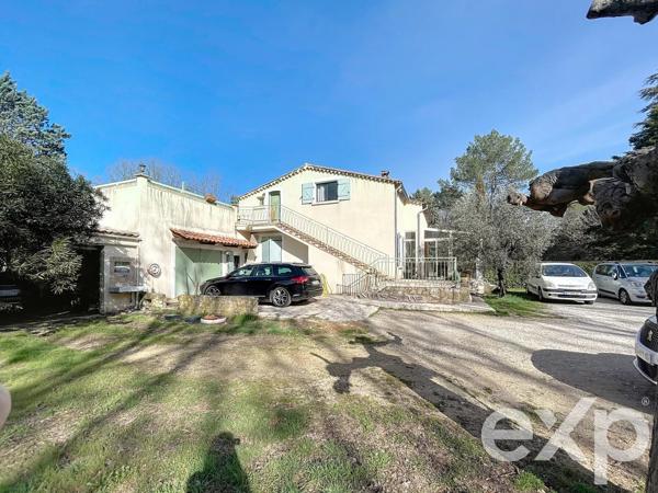Maison avec piscine deux appartements, hangar, box et garage.