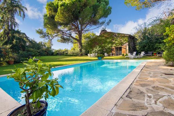 Propriété de caractère avec piscine, à vendre à Mougins.
